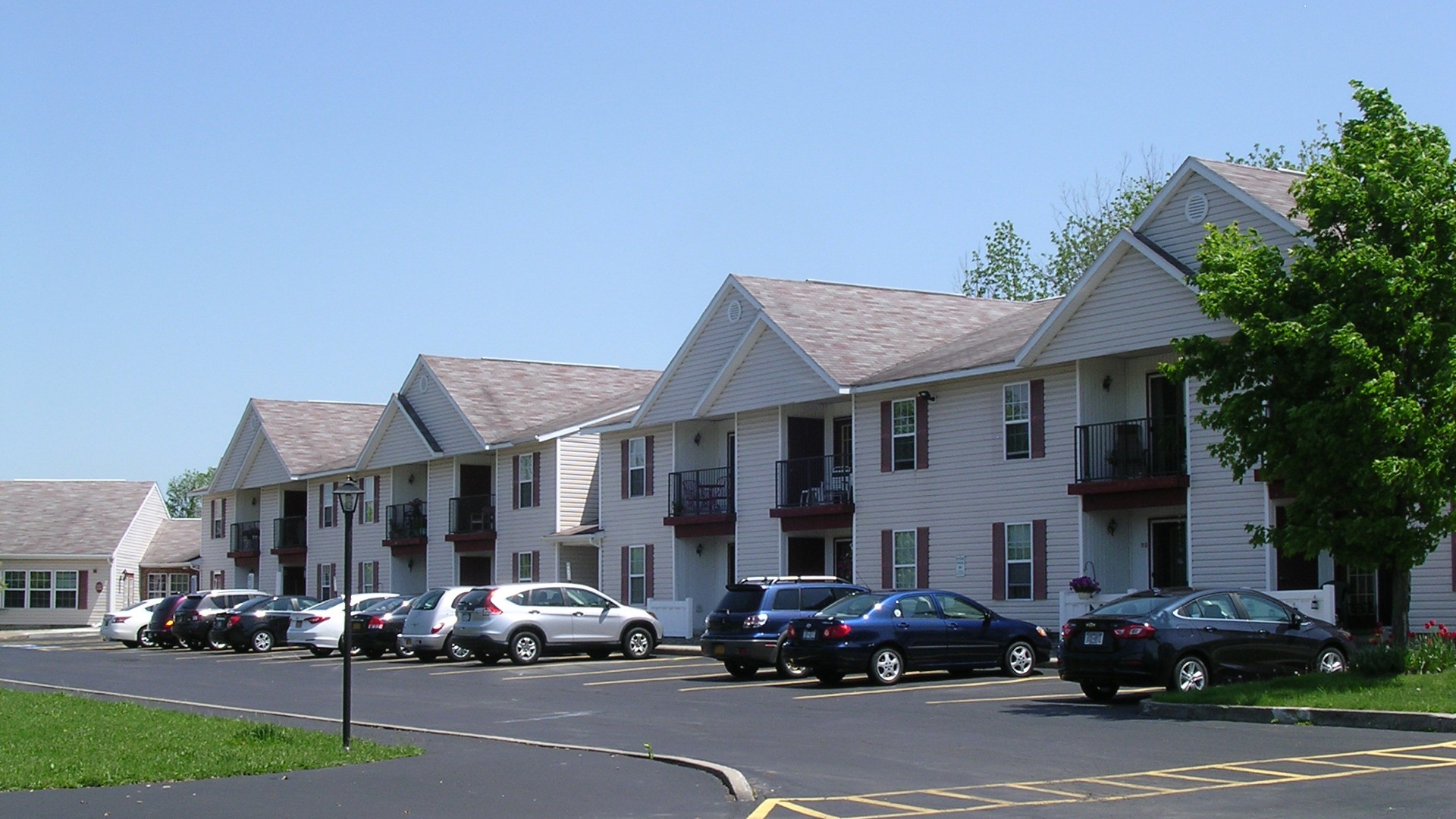 Senior Housing near East Syracuse NY image of colonial village senior apartments with parking from two plus four management