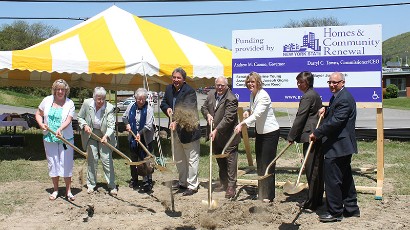 Apartments near Wellsville NY thumbnail image of highland pointe family apartments ceremony from two plus four management