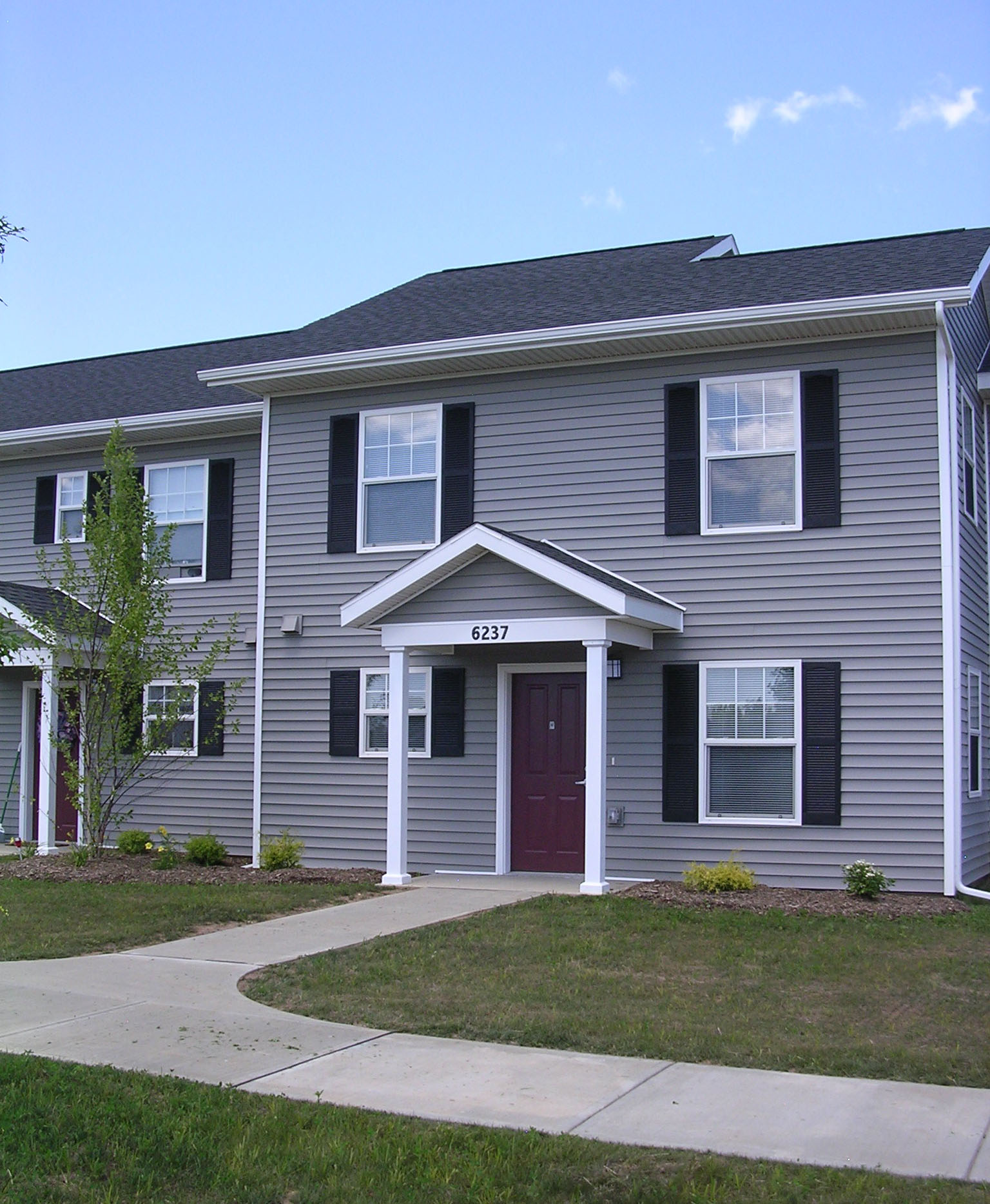 townhomes and senior apartments exterior townhomes view at island hollow in cicero ny thumbnail